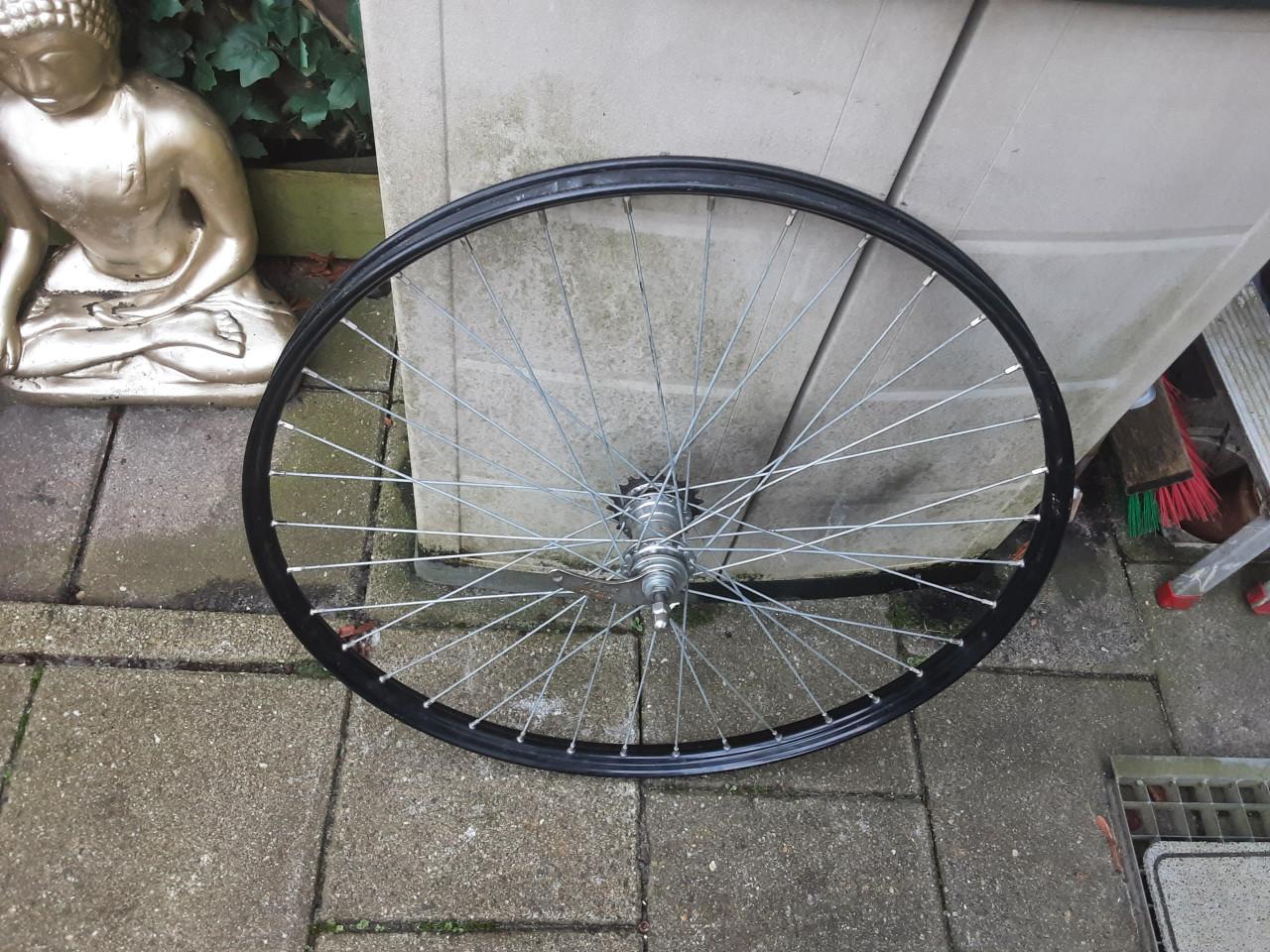 28 inch achterwiel met terugtraprem  ( zwarte velg )
