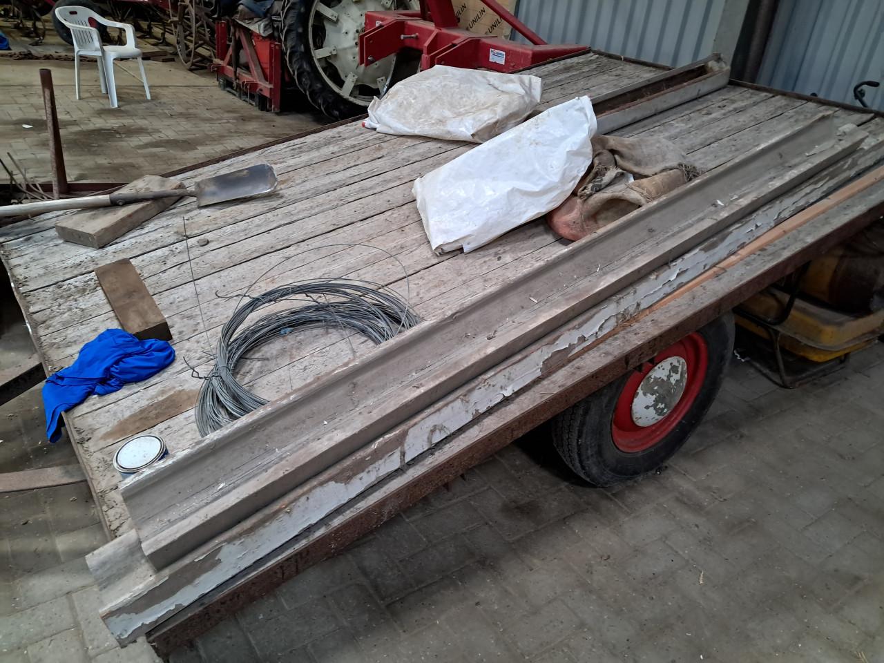 Diverse landbouw werktuigen en toebehoren, alles moet weg..