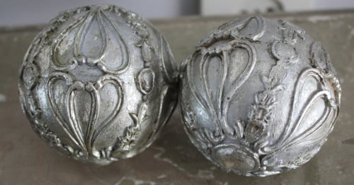 Set van 2 decoratie ballen zilverkluur hatd kunststof
