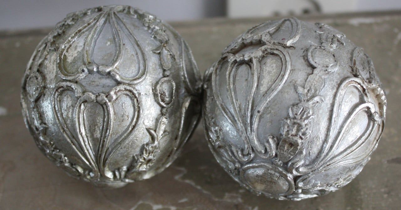 Set van 2 decoratie ballen zilverkluur hatd kunststof