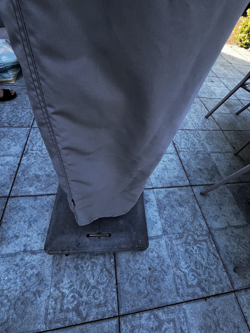 Parasol van Intratuin, met voet en hoes.