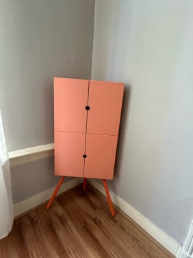Roze hoekkast
