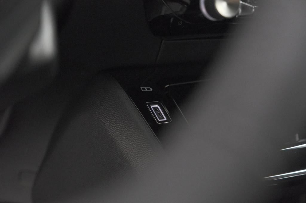 Peugeot E-2008 ev allure 54 kwh | 11 kw lader | warmtepomp | apple carplay 