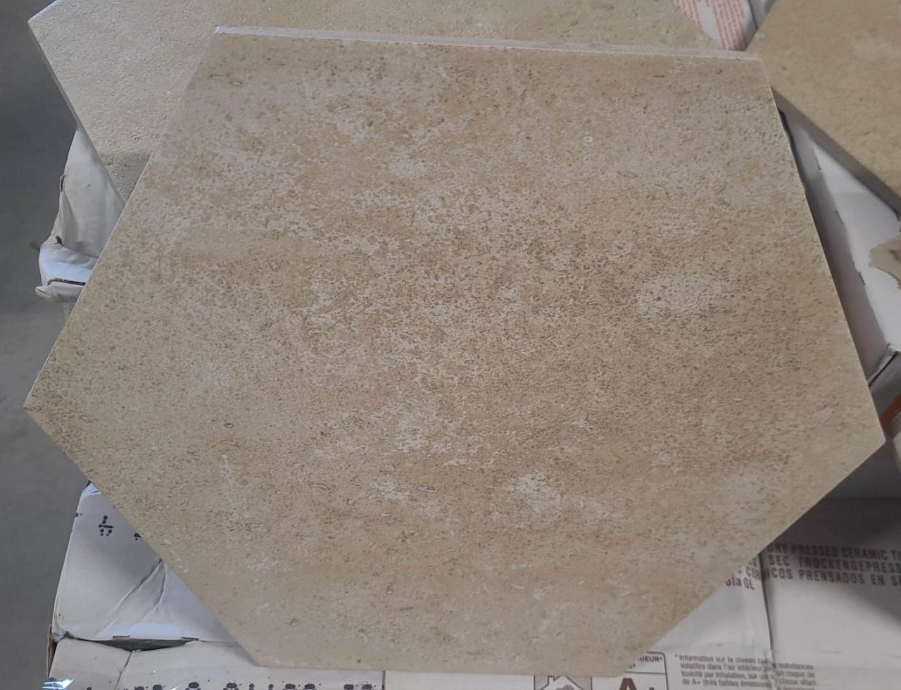 3030-327 ca 20m² hexagon tegels, crème-grijs, 40x34 cm, van € 58,80/m² voor