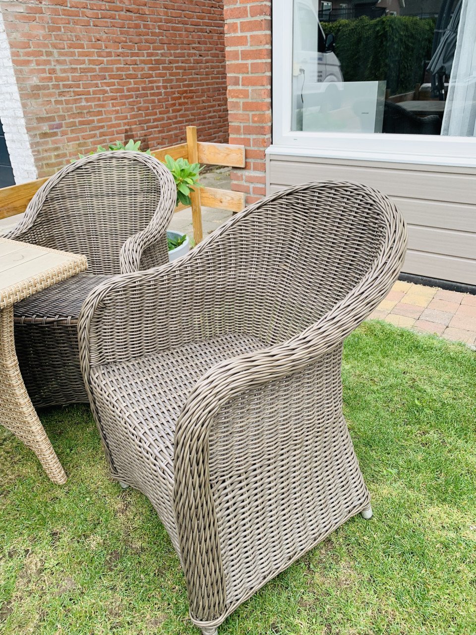 4x Tuinstoel GAMMELBY 1x  tuintafel AGERMOSE Z.G.A.N