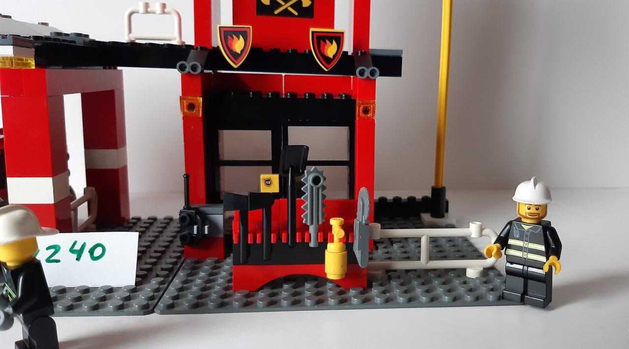 Lego 7240 : Brandweerkazerne met 3 minifiguren.