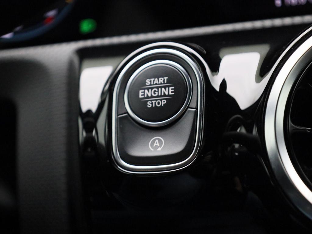Mercedes-Benz A-Klasse 180 business solution amg | automaat | panorama dak 