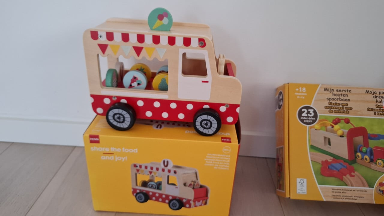 Houten auto figuren en een trein met rails