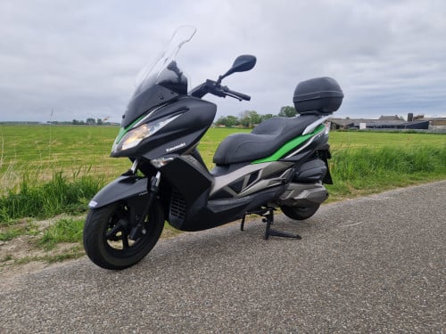 Kawasaki J300 (met ABS) motorscooter met topkoffer (inruil mogelijk)