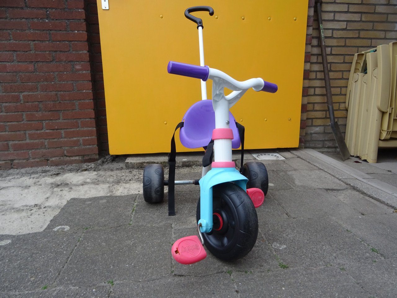 Driewielfietsje met tuigje, duwstang en verstelbaar zitje