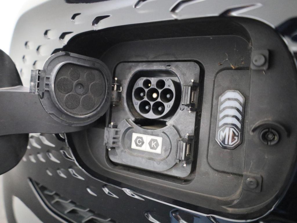 MG Zs Ev long range luxury 70 kwh | panoramadak | leder | apple carplay - a