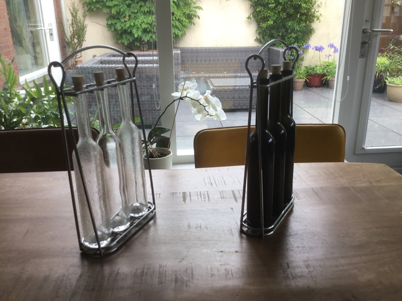 Twee olie-en azijnrekjes voor in de keuken.