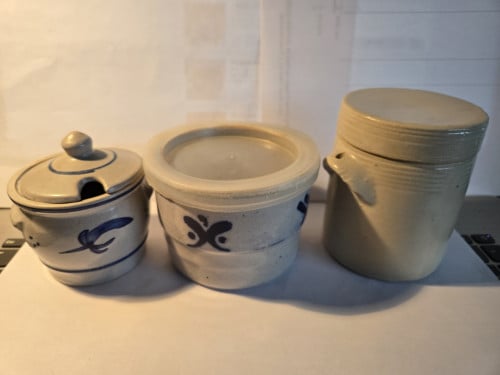 3 (keulse) potjes met deksel. 6-7-10 hoog