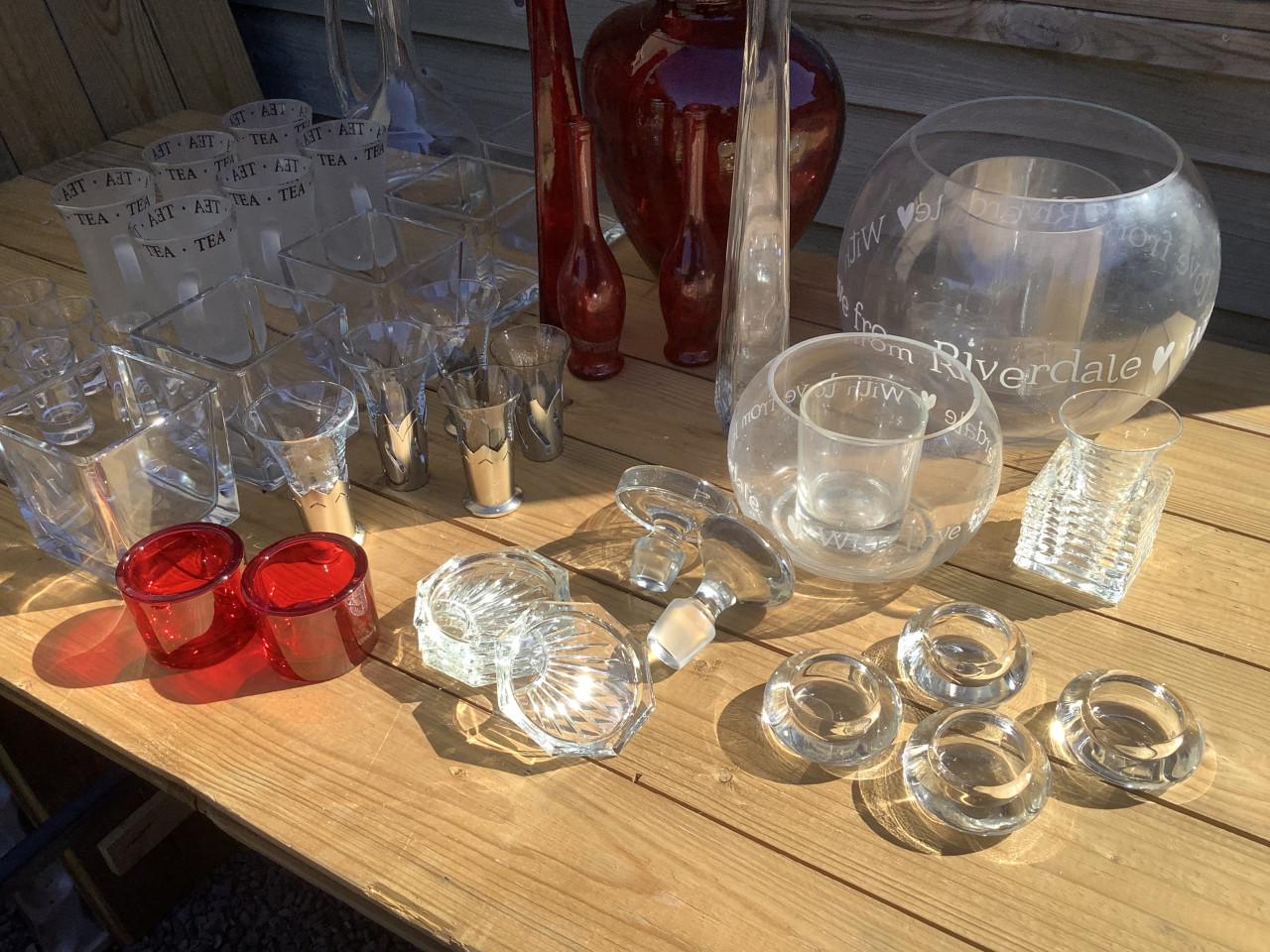 Verschillende glas artikelen, drinkglazen, vazen enz. Zie de foto’s