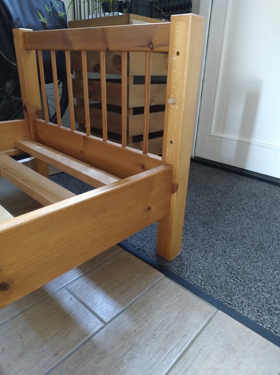 Degelijk houten peuterbed, afmeting 70 x 150 cm