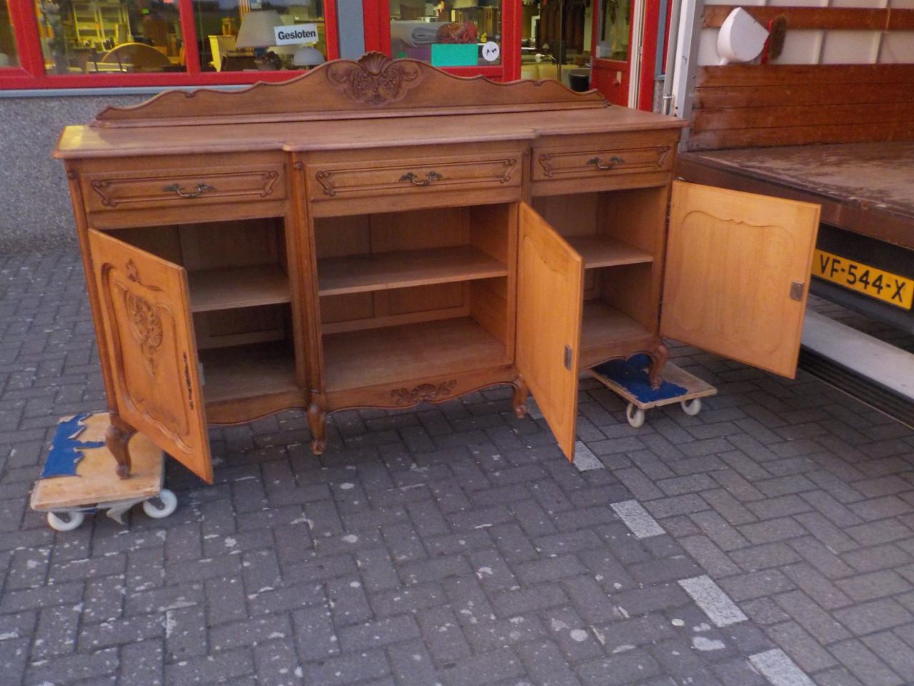 Geheel massief eiken dressoir in zeer goede staat uit de jaren  '70