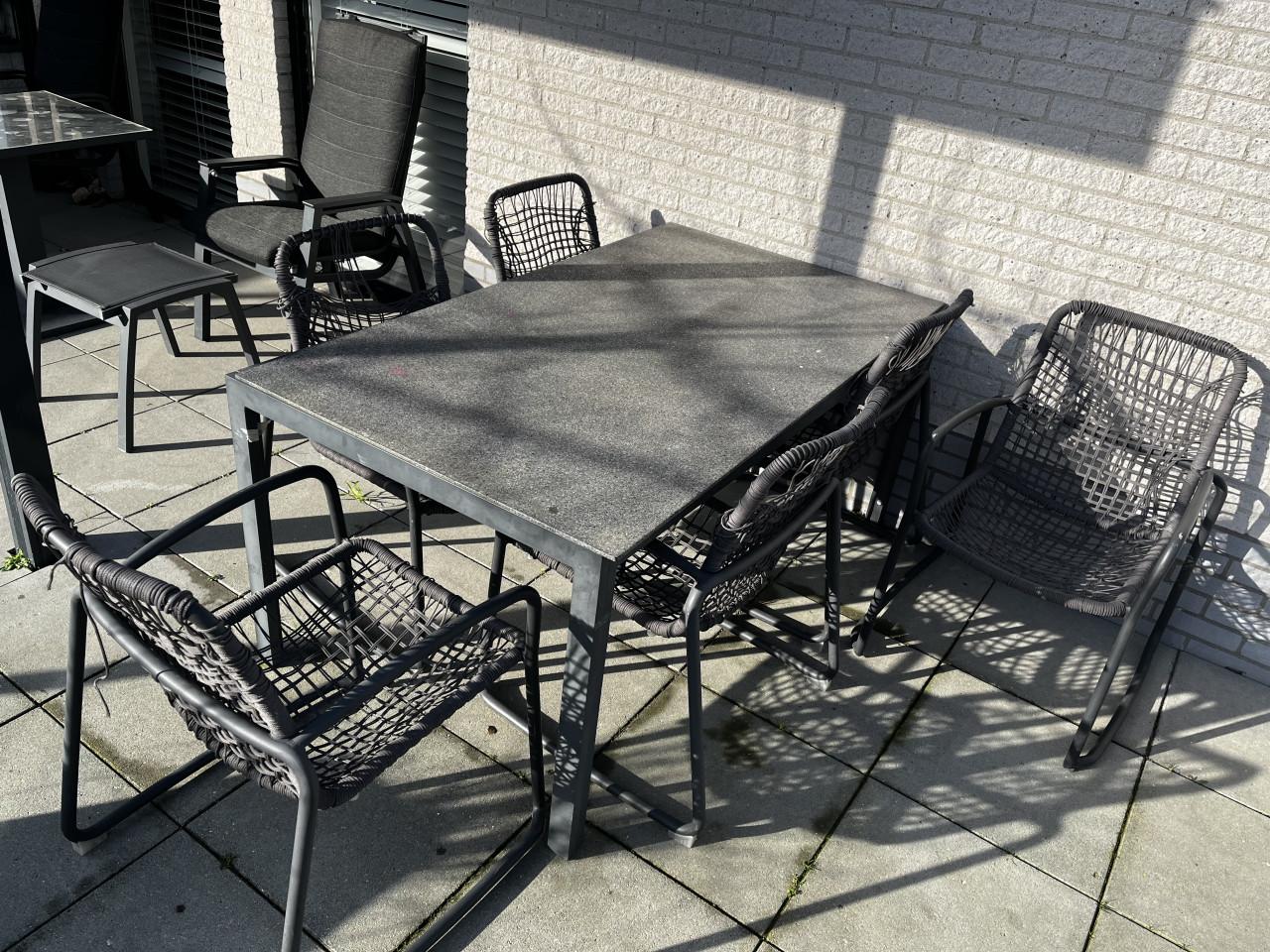 Buitentafel en stoelen