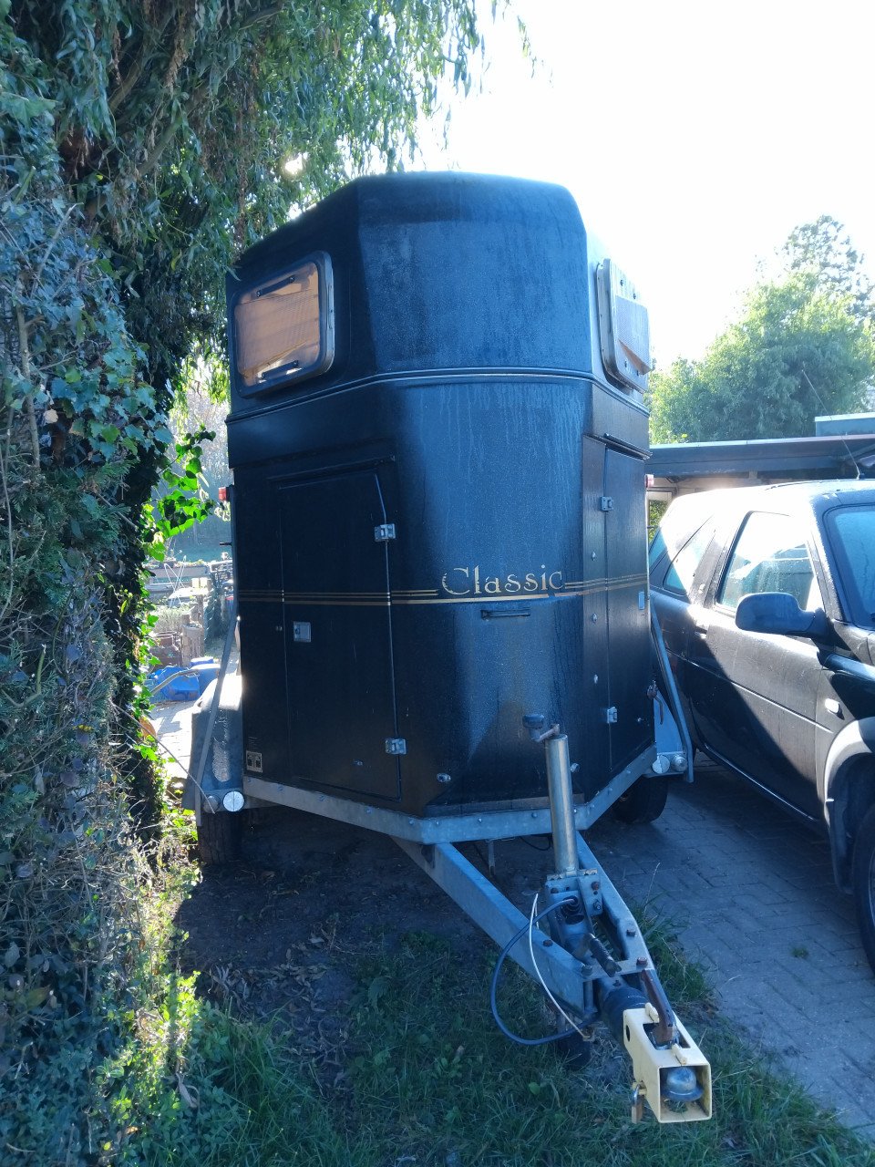 Vol polyester 2 paards trailer  met zadelkamer