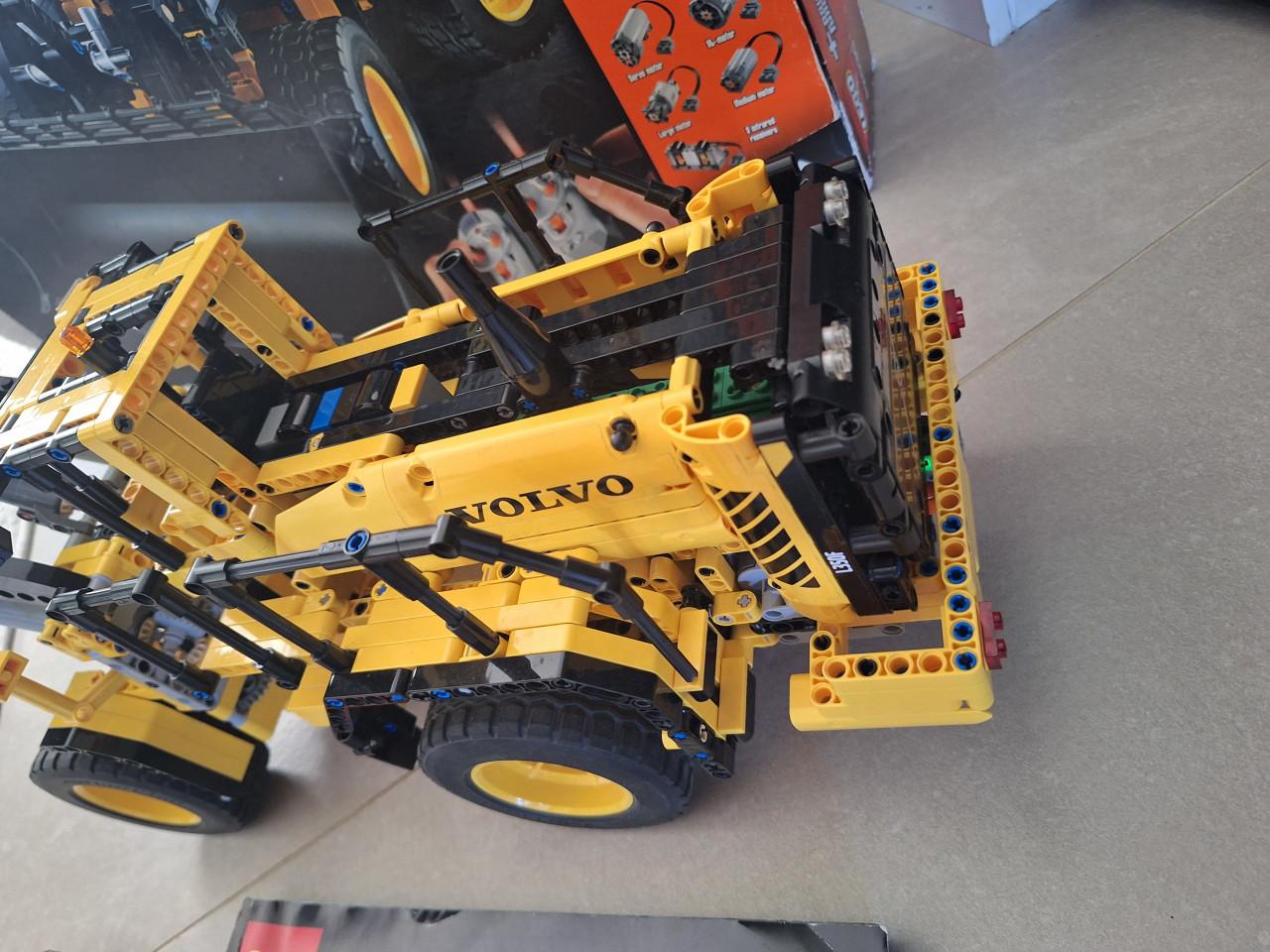 Lego Technic 42030 Volvo Shovel