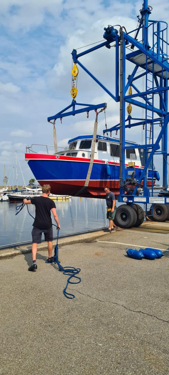 Motorboot 8 meter salonkruiser met stahoogte