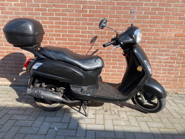 Zeer nette SYM fiddle2 black line 3900km met koffer  alles werkt perfect