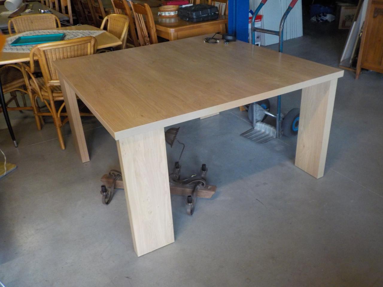 Mooie kwaliteit blank eiken eettafel in zeer goede staat 140 x 140 cm