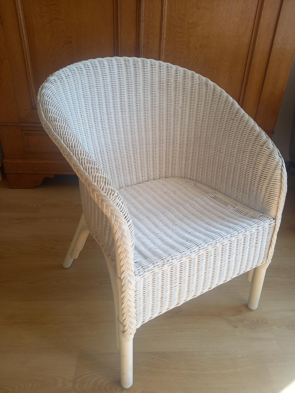 Trendy witte rotanstoel