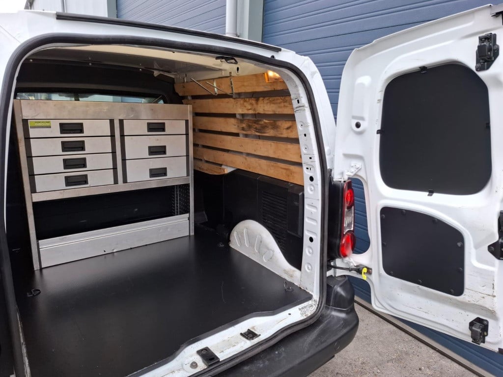 Citroen Berlingo 1.6 bluehdi 75 comfort airco / kasten inrichting / trekhaa