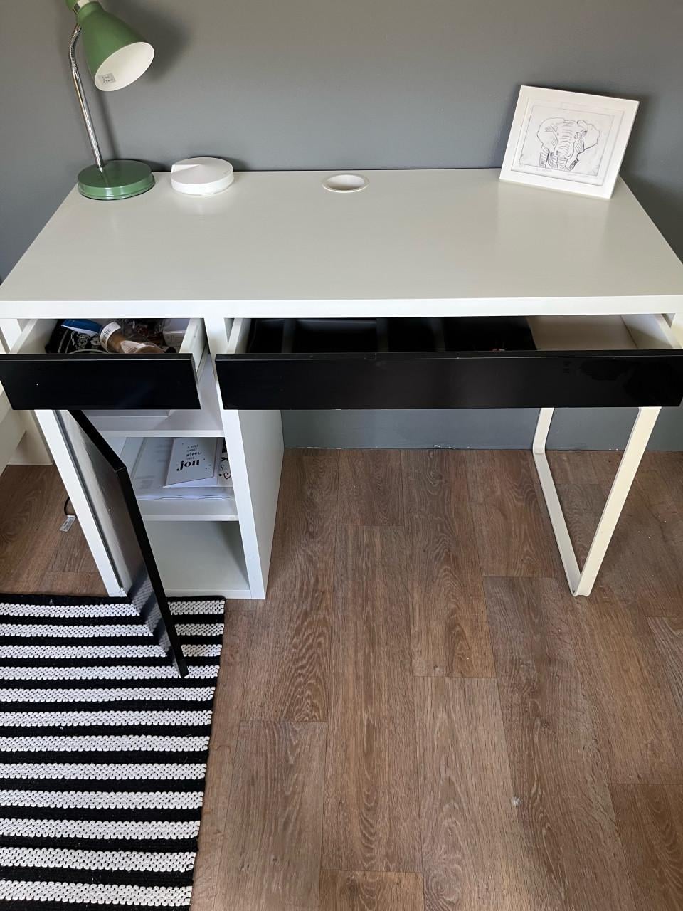 Bureau met twee lades en een kastje
