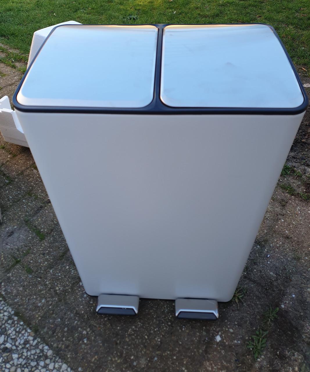 Bayt prullenbak 60 L wit | bijna nieuw, kleine deuk