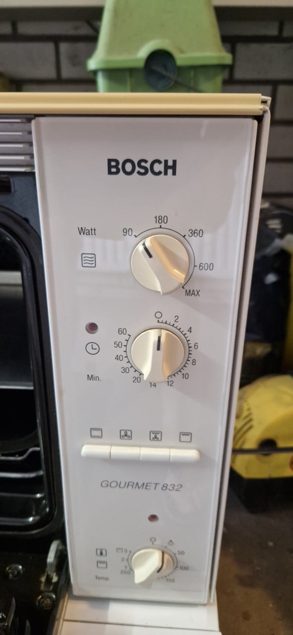 WIE!!!!  COMBIMAGNETRON/OVEN INBOUW MERK BOSCH