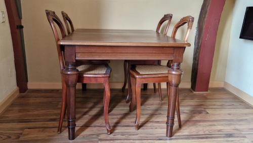 Antieke mahoniehouten tafel en 4 bijpassende stoelen