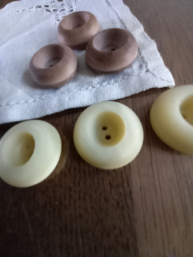 Originele vintage créme kunststof knopen 27 mm.