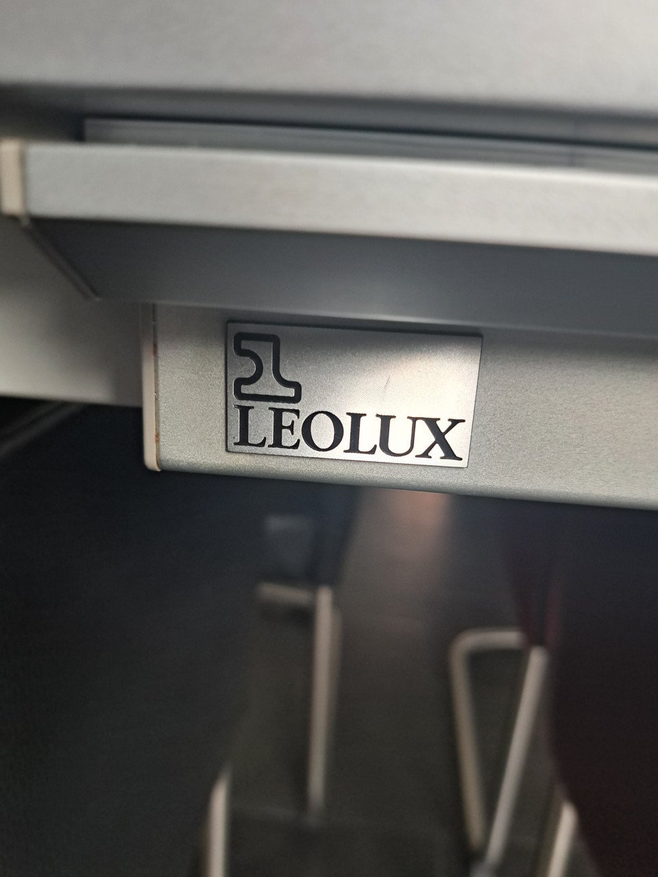 Te koop: Leolux eettafel met 6 lederen stoelen