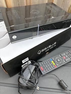 Partij 5x GigaBlue UHD Trio 4K ontvangers + Netgear Switch