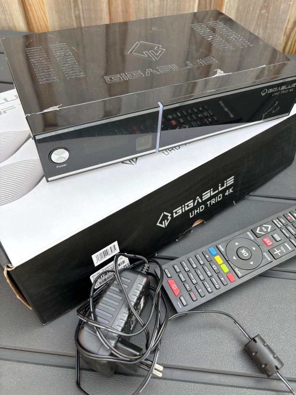 Partij 5x GigaBlue UHD Trio 4K ontvangers + Netgear Switch