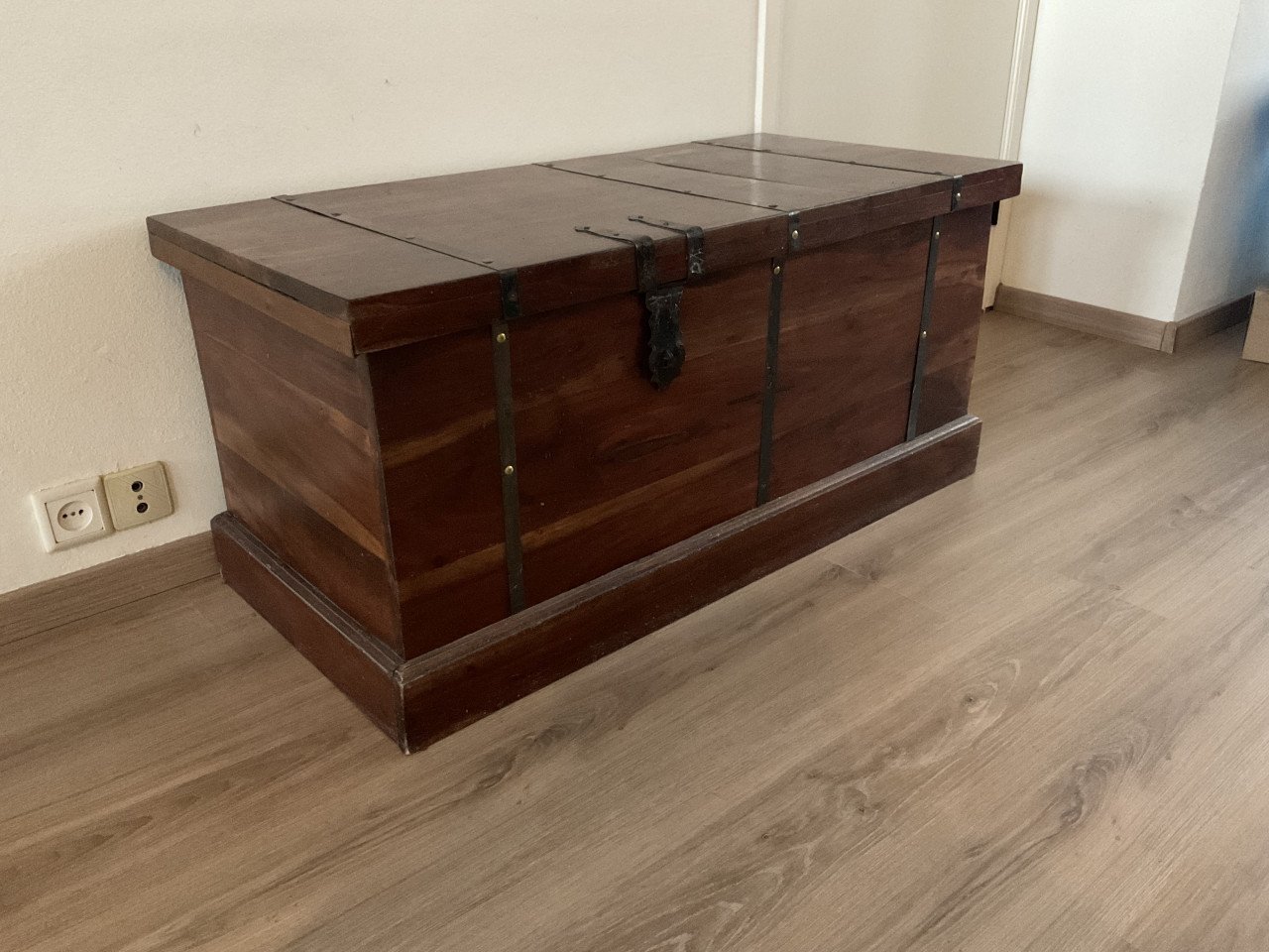 Koloniale houten kist / salontafel met opbergruimte