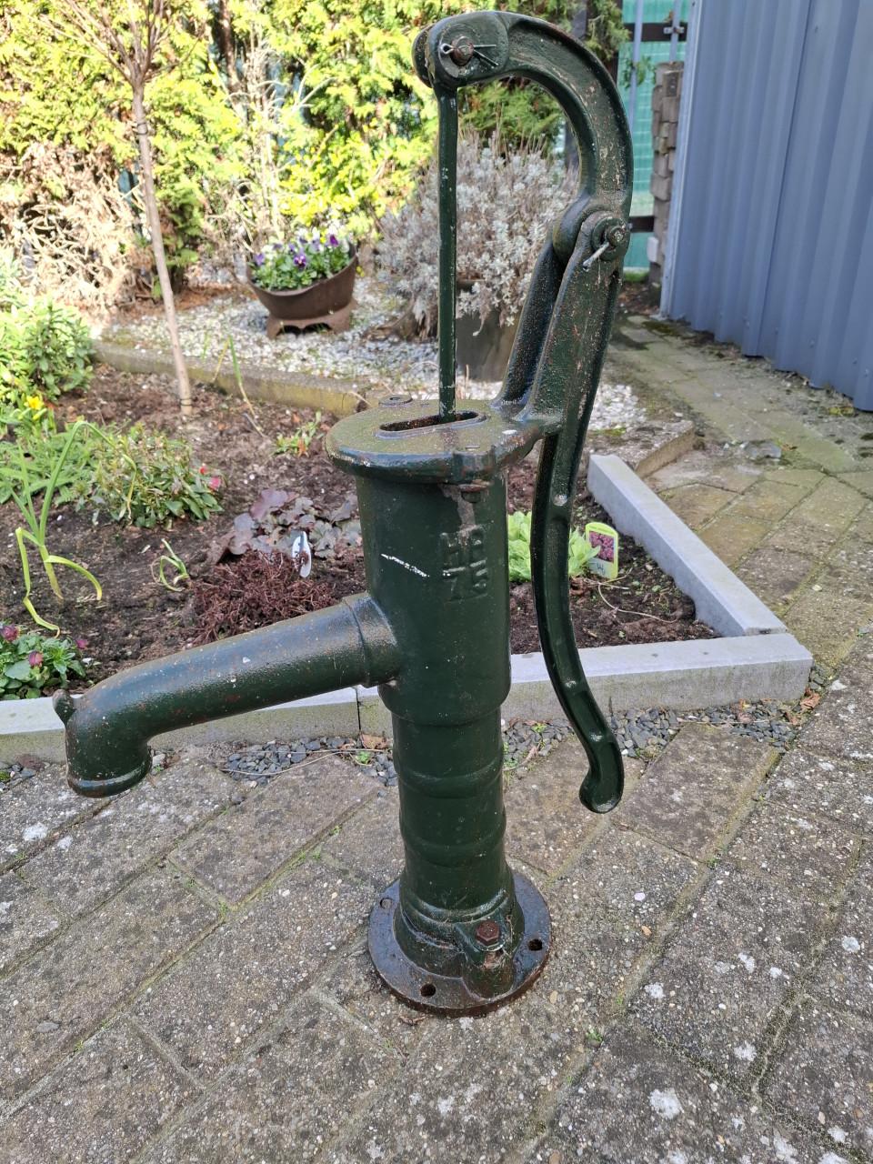 Gietijzeren waterpomp