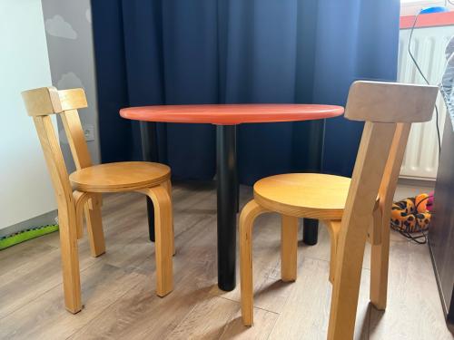 Kinder tafeltje en stoeltjes