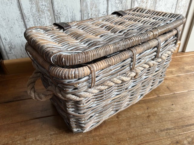 Stoere rieten mand.  met riem/gesp sluiting.