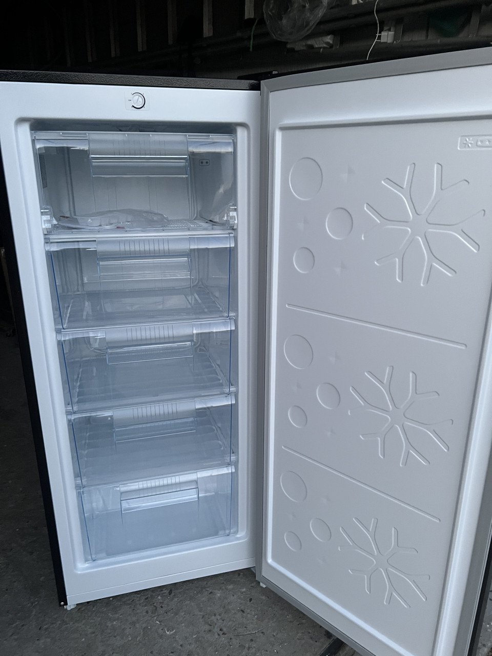 Nieuwe Vriezer 145 Liter 5 laden Energieklasse E - RVS Zwart 125x55 cm.