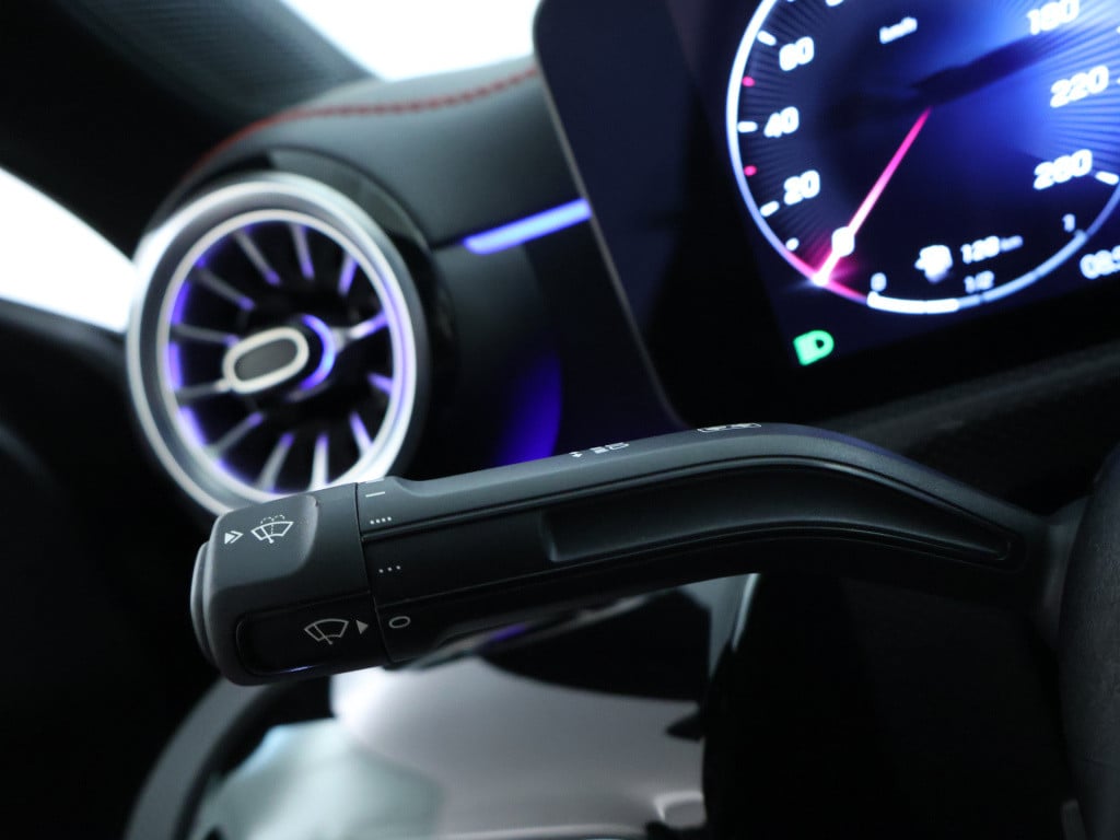 Mercedes-Benz Cla 250 e amg plug-in hybride | dodehoek detector | elektrisc