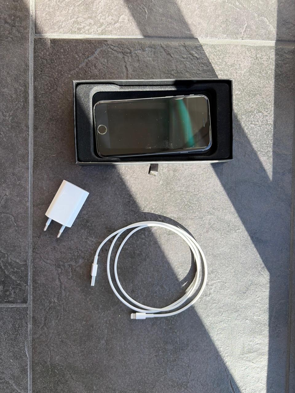 Apple oplader en snoer met iPhone 6S 16GB