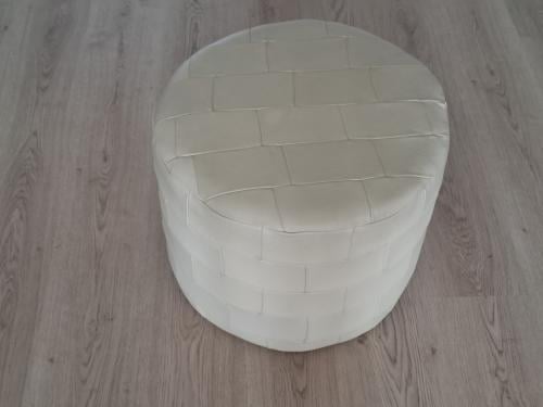 Lederen poef moet wel opgehaald worden , tel.nr. 06-81393133