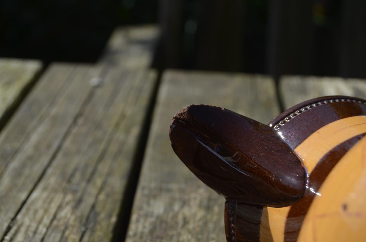 Goudsteen melk/waterkan Staffordshire ca. 1850