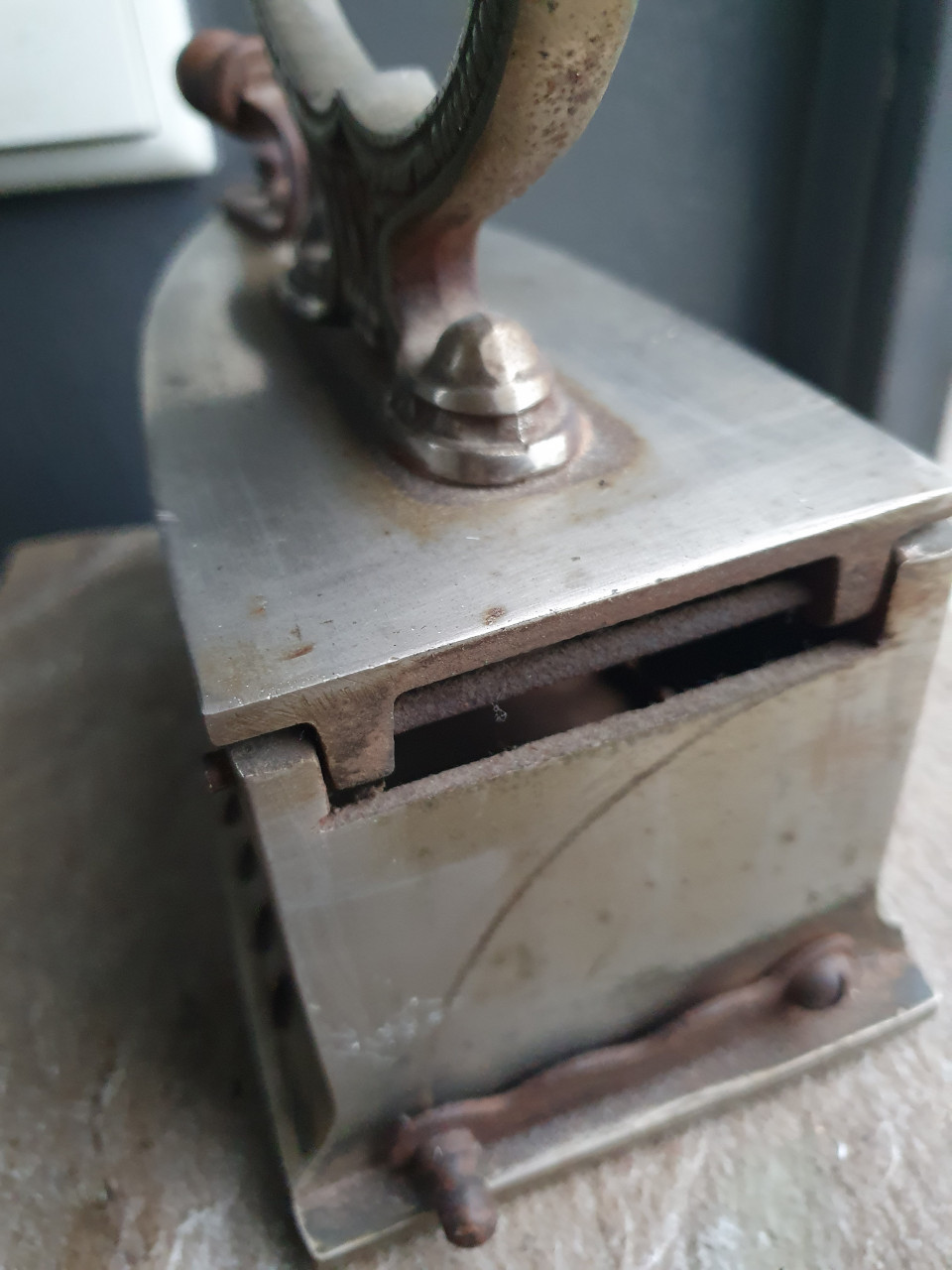 Zeer fraai antiek strijkijzer met houten handvat, van metaal, zilver....