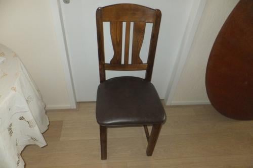 2 donker houten stoeltjes