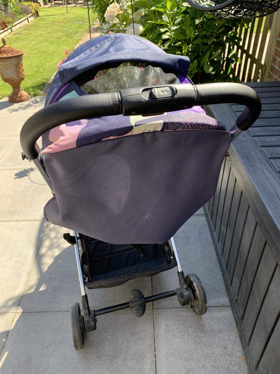Handige en compacte Deryan buggy,  als handbagage . Inclusief regenhoes.
