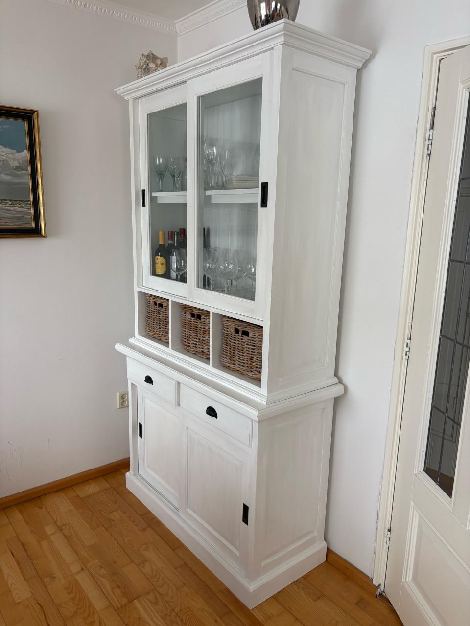 Fraaie witte houten servieskast - stijl Riviera Maison