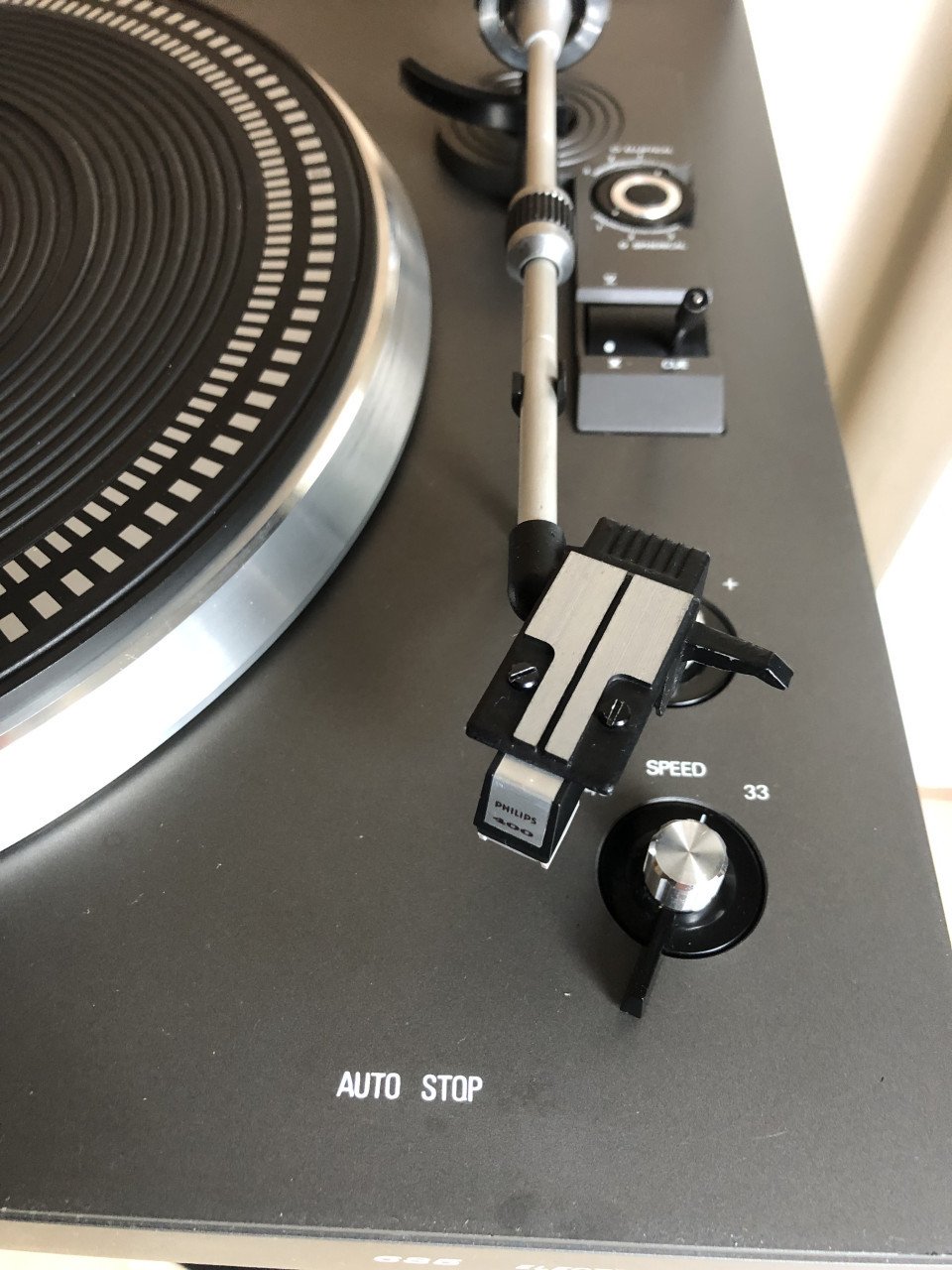 Philips platenspeler 685 met nieuwe naald en snaar.